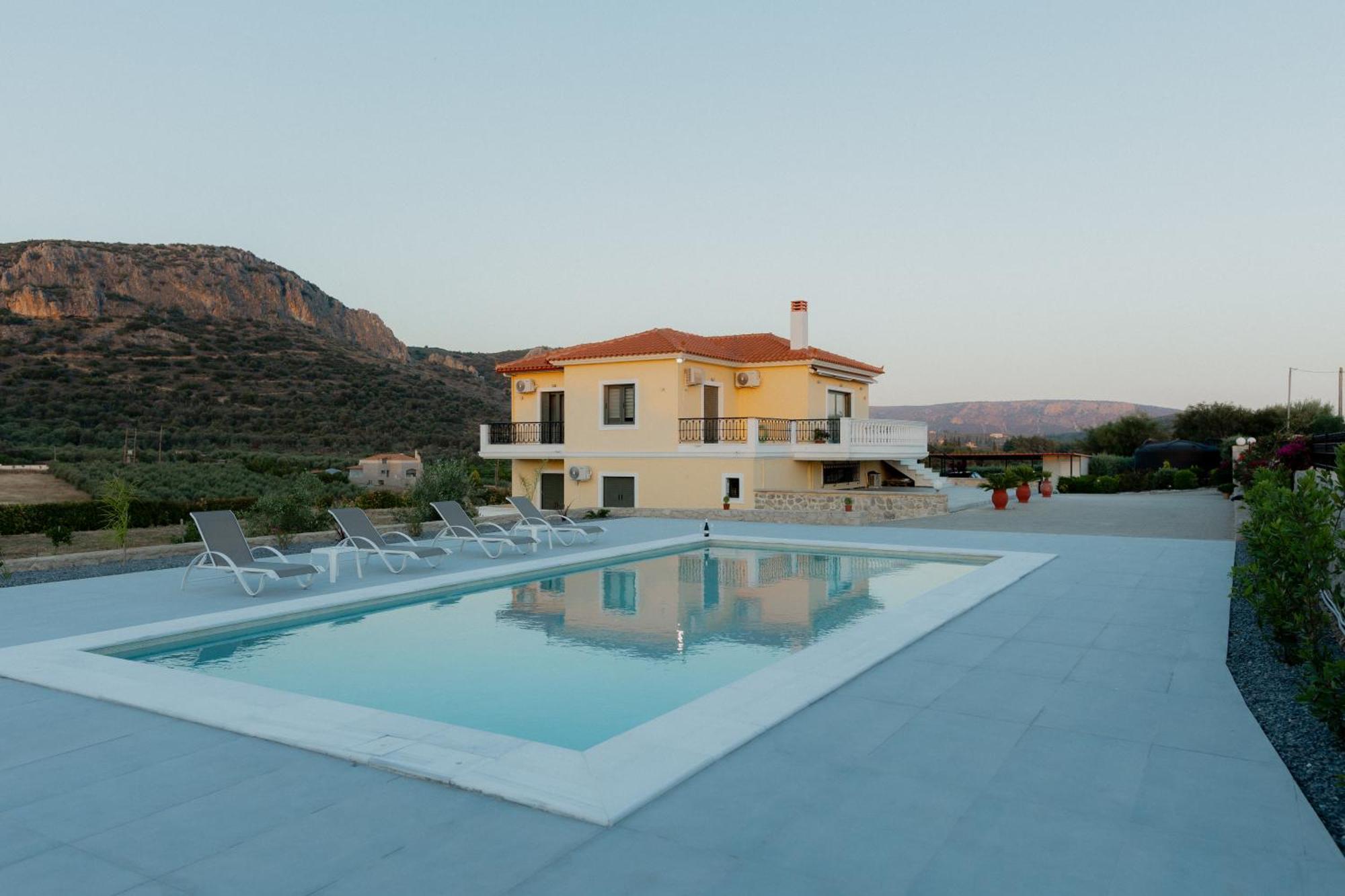 Villa βίλλα πηνελόπη με πισίνα σε ιδιωτικό λόφο με θέα Nafplio