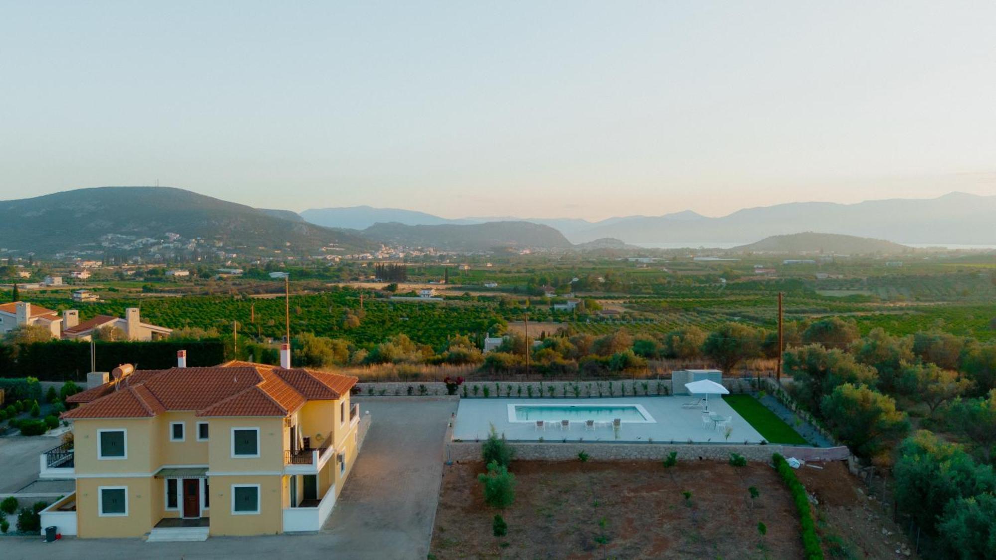 βίλλα πηνελόπη με πισίνα σε ιδιωτικό λόφο με θέα *
