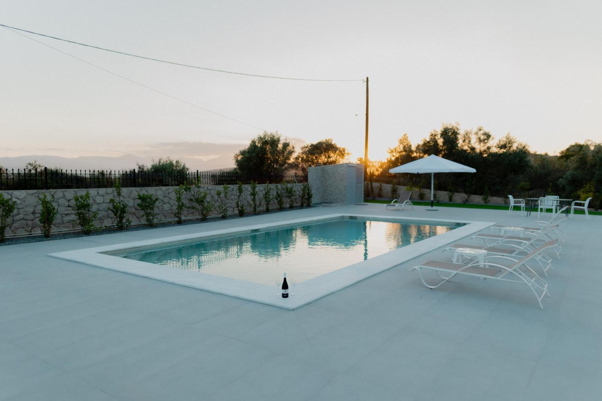 Villa βίλλα πηνελόπη με πισίνα σε ιδιωτικό λόφο με θέα *